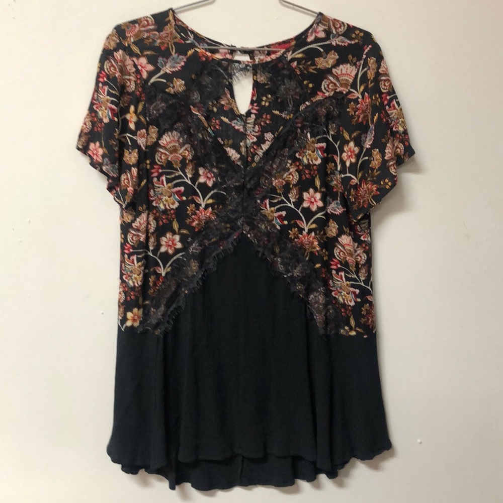 Daytrip keyhole lace trim top